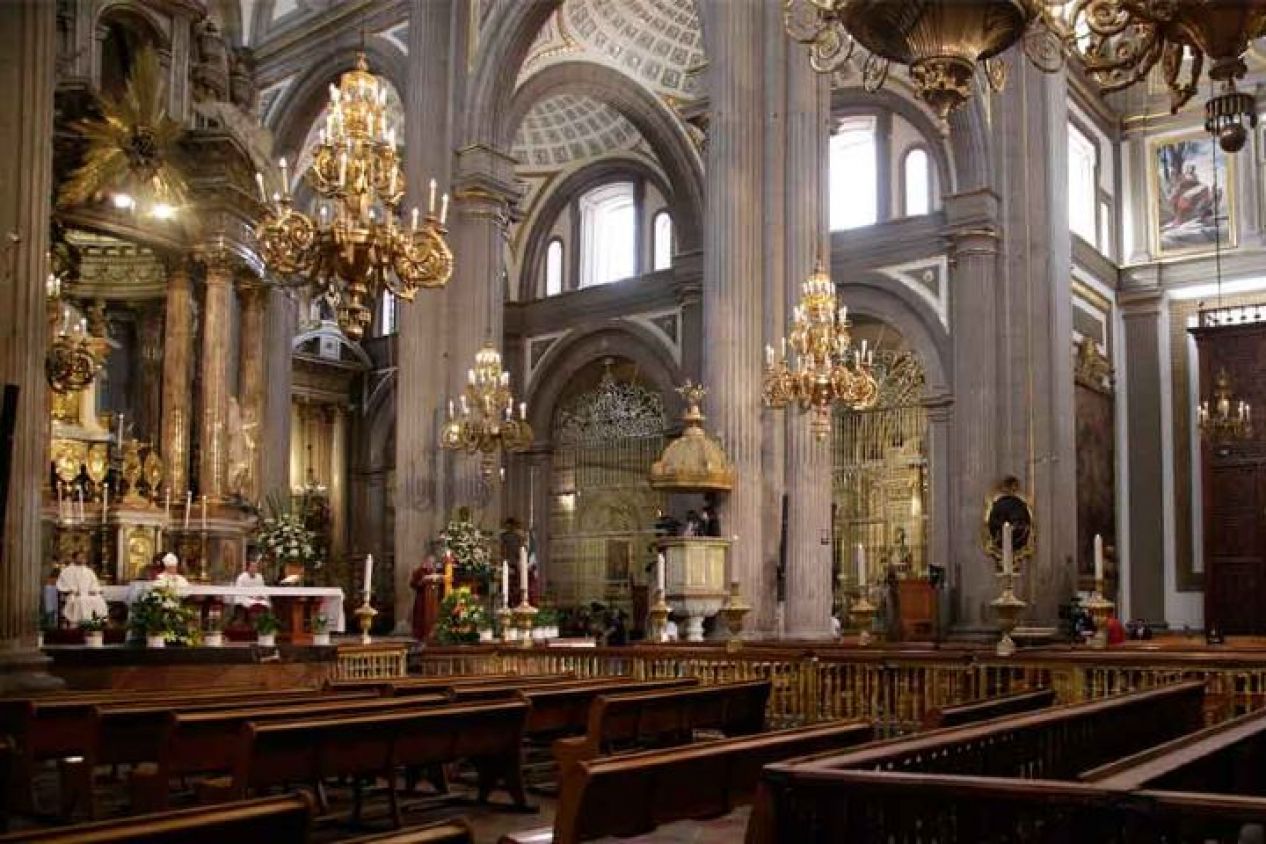 Arzobispo Víctor Sánchez Espinosa prepara su despedida con nuevo altar en la Catedral de Puebla