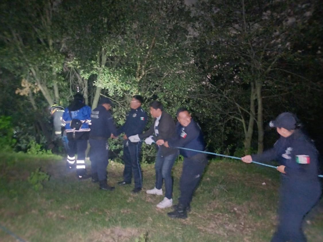 Rescatan a hombre de barranca de Mazatecochco; cae por accidente y es trasladado al hospital