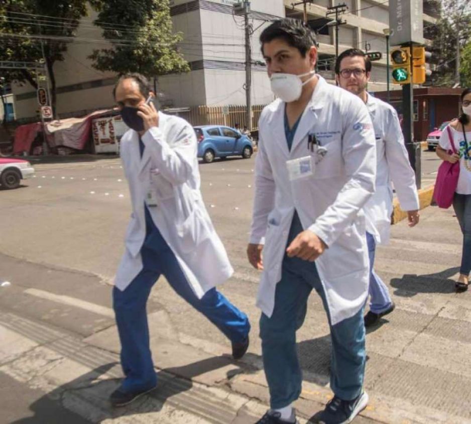 Suben sueldo a médicos que atienden a pacientes de Covid-19