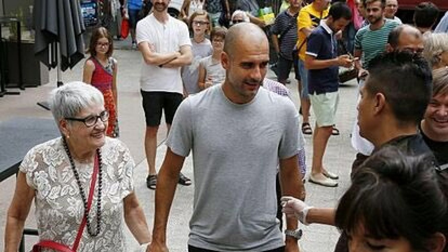 El fútbol se une a la pena por la muerte de la madre de Guardiola por Coronavirus
