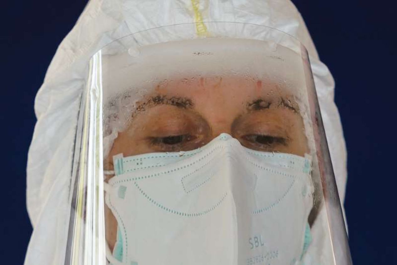España supera las 20 mil muertes por covid-19 y extiende confinamiento