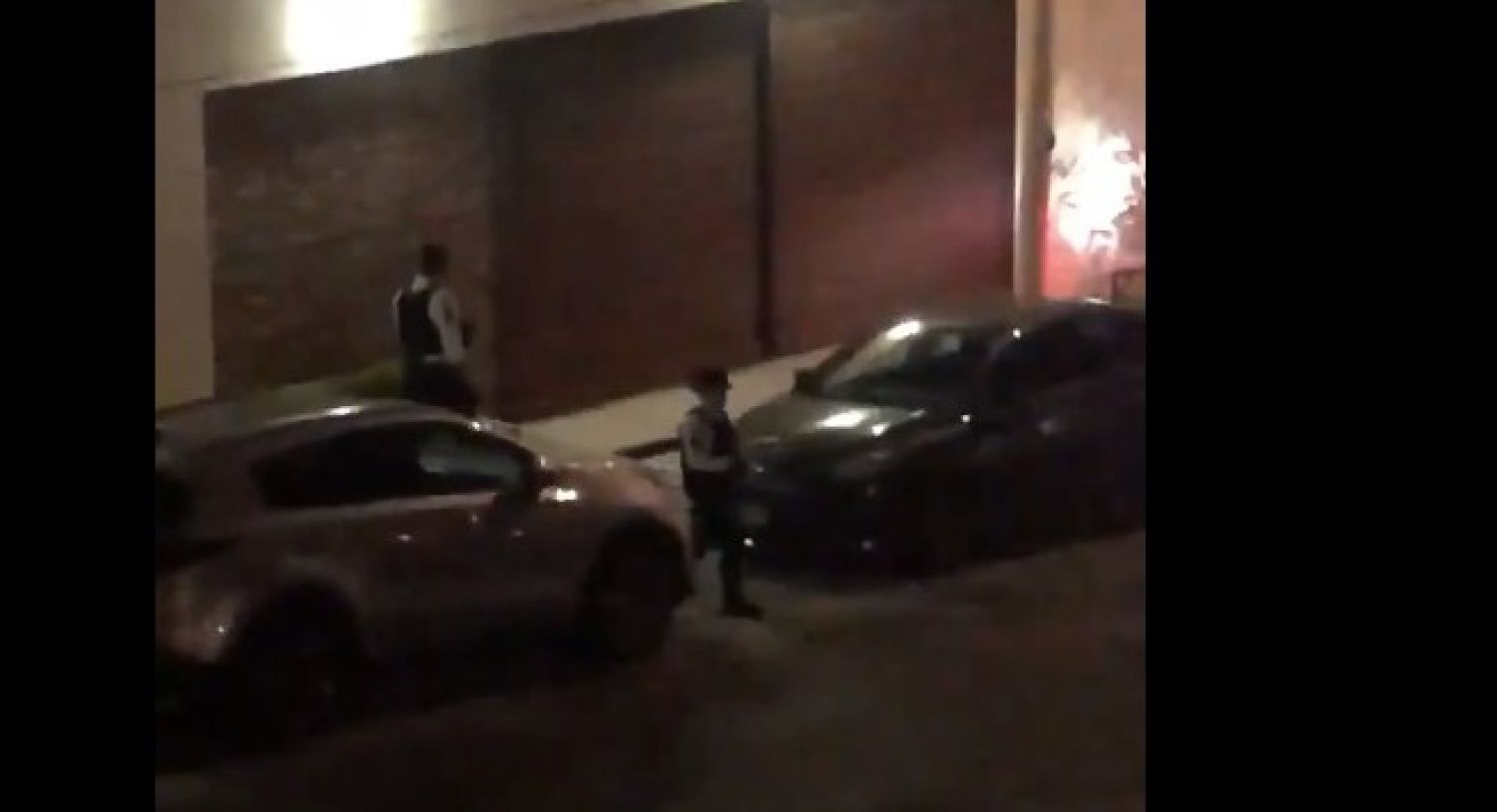 Policías llegan a suspender fiesta y salen con platos de carne asada en Monterrey (Video)