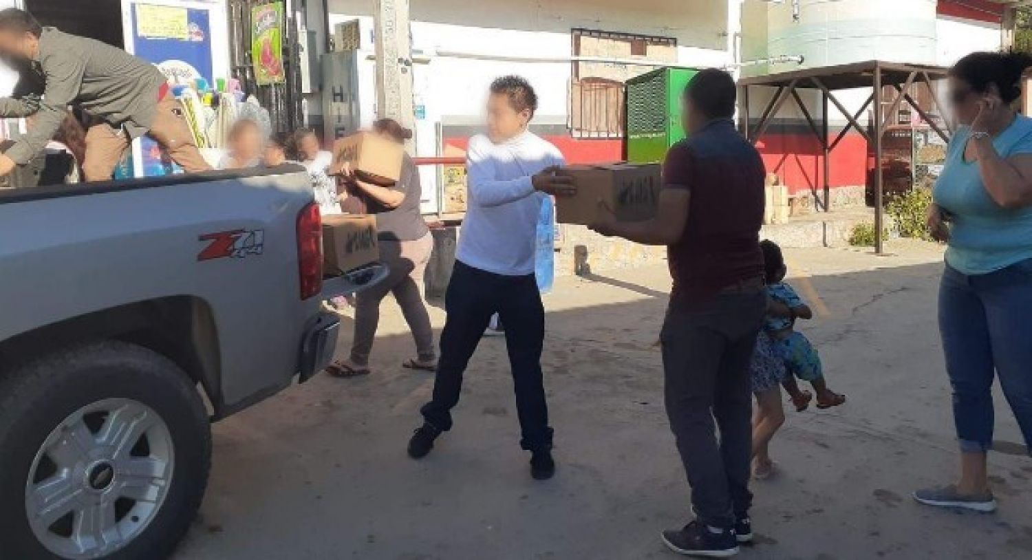 CJNG reparte despensas con sus siglas a familias de Baja California