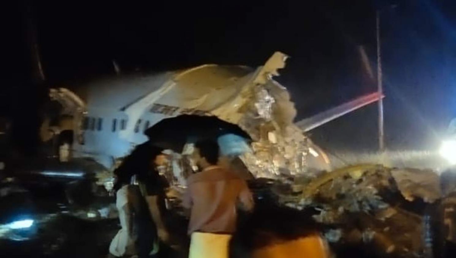 Avión se parte en dos en la India tras aterrizaje forzoso (Video)