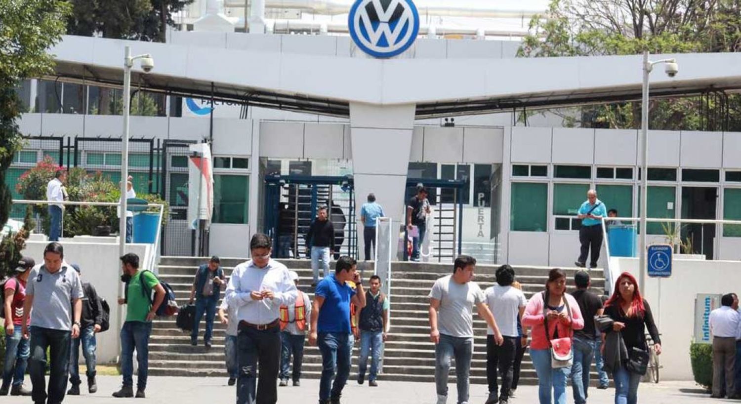 Se conjura huelga en planta de Volkswagen en Puebla; acuerdan aumento de 4.37% a percepciones de trabajadores