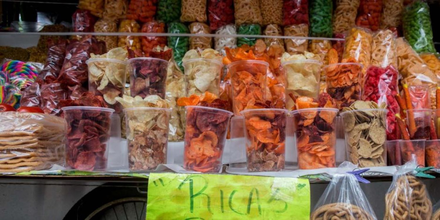 Ahora la CDMX: presentan iniciativa para prohibir venta de 'papitas' y refrescos en escuelas
