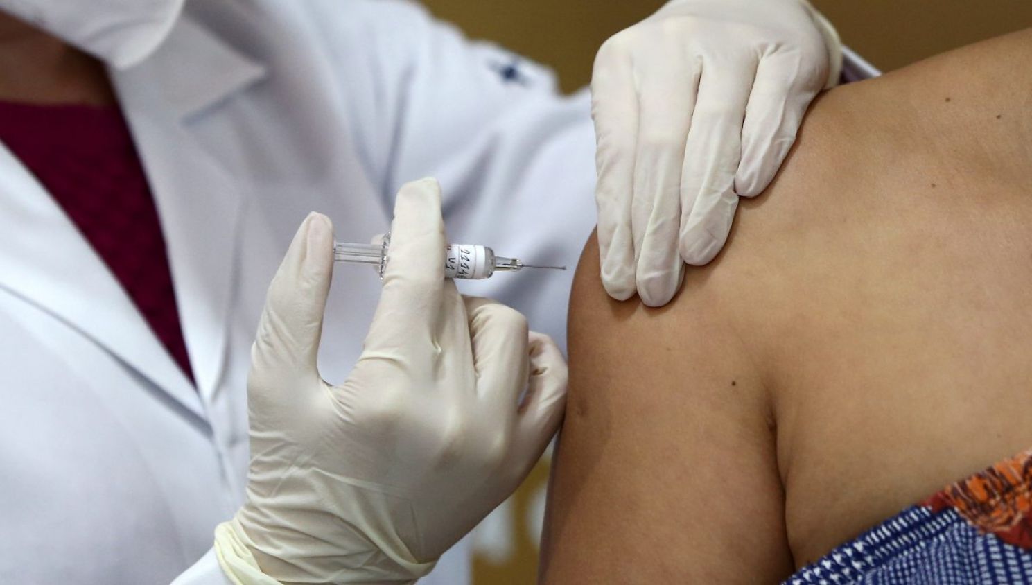 Johnson & Johnson busca voluntarios de México y EU para probar vacuna contra COVID-19