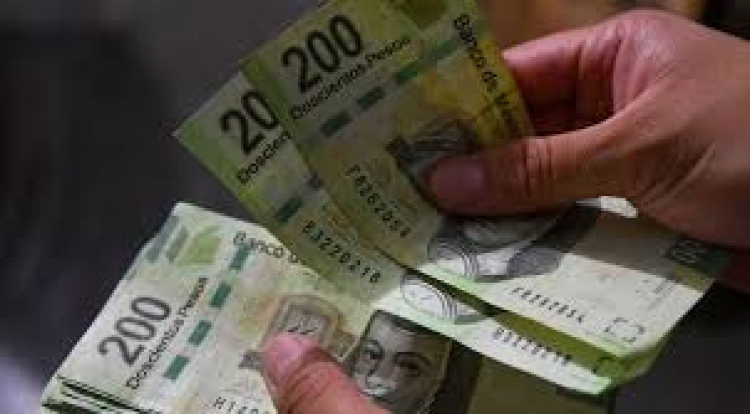 AMLO propondrá aumento al salario mínimo de 15% para 2021