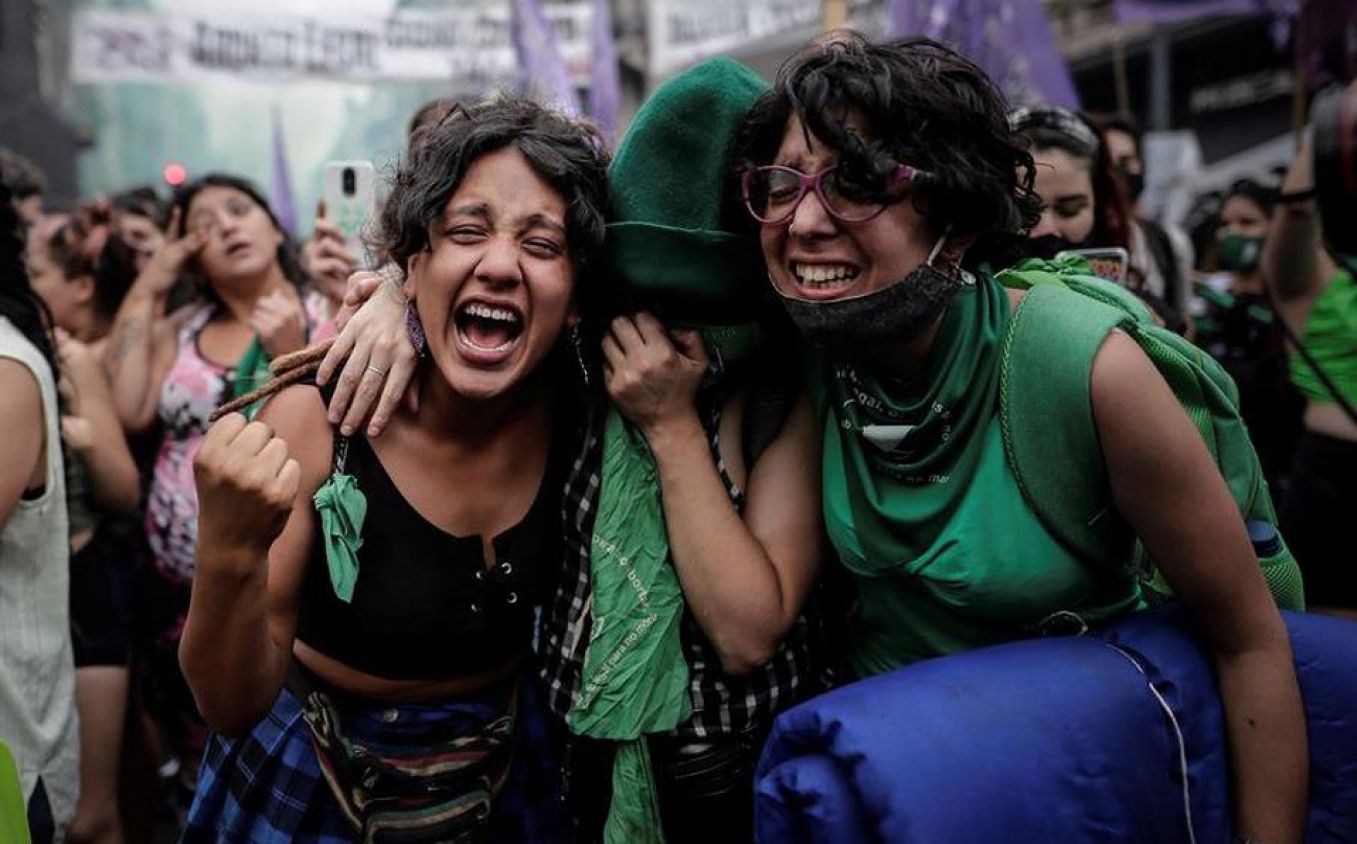 Diputados en Argentina aprueban legalización del aborto; pasa al Senado