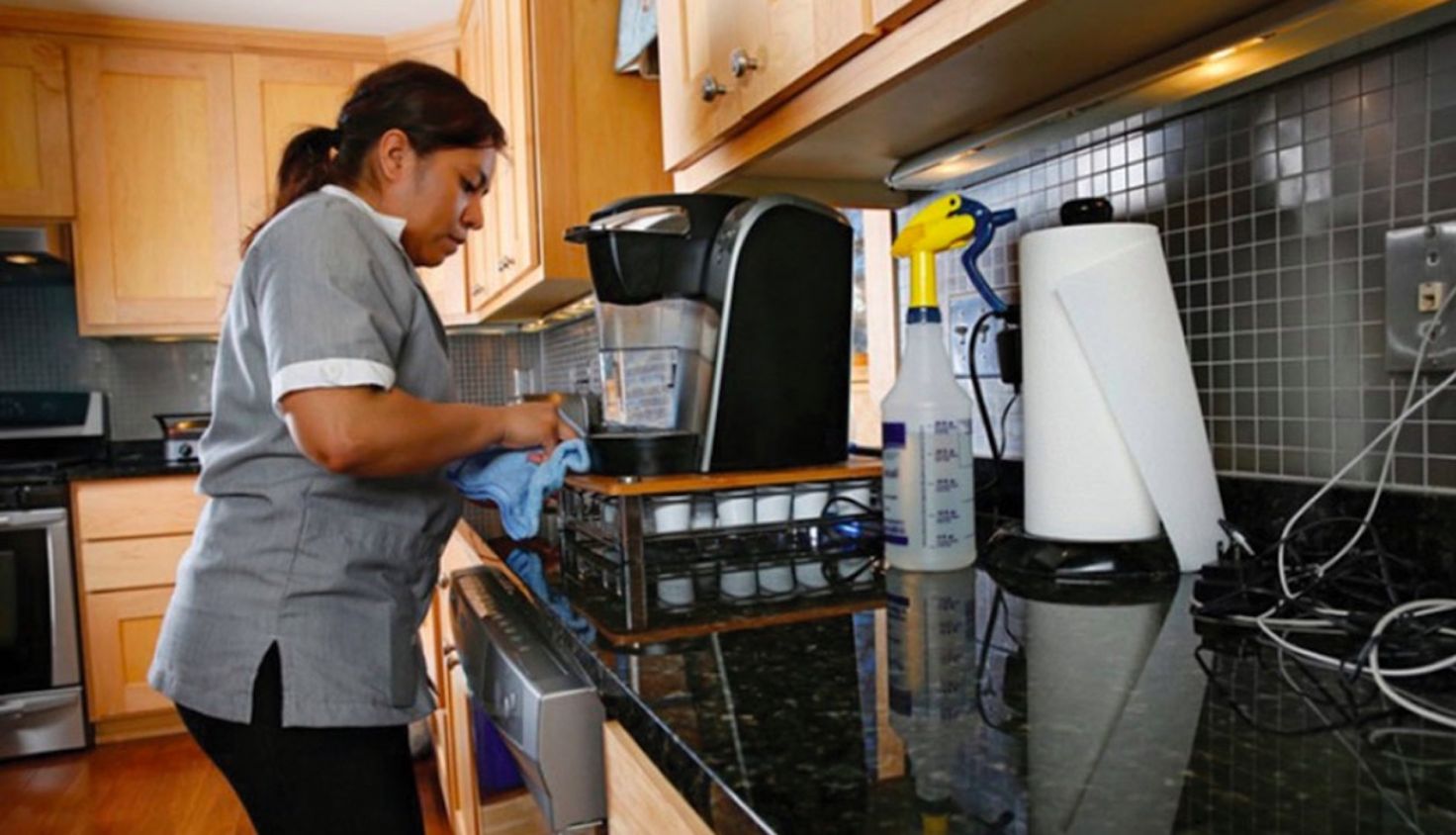 Si eres trabajadora del hogar, debes recibir aguinaldo... y así puedes calcularlo