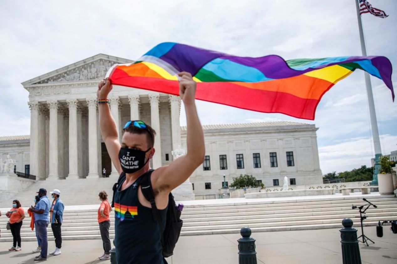 Parlamento de Hungría aprueba ley que impide adopción a las parejas LGBTI+