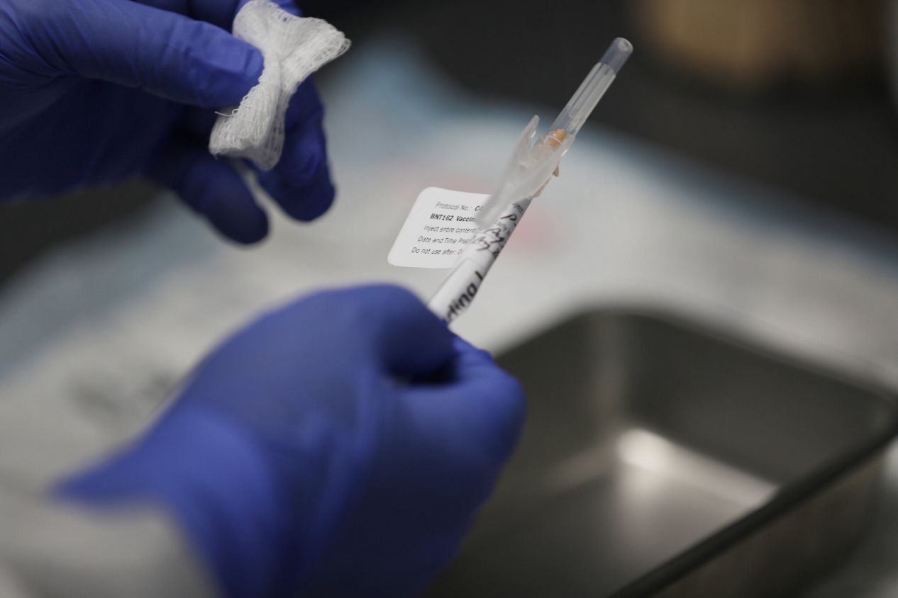 EU ya aplica vacuna contra COVID, pero algunos trabajadores de la salud se niegan a recibirla