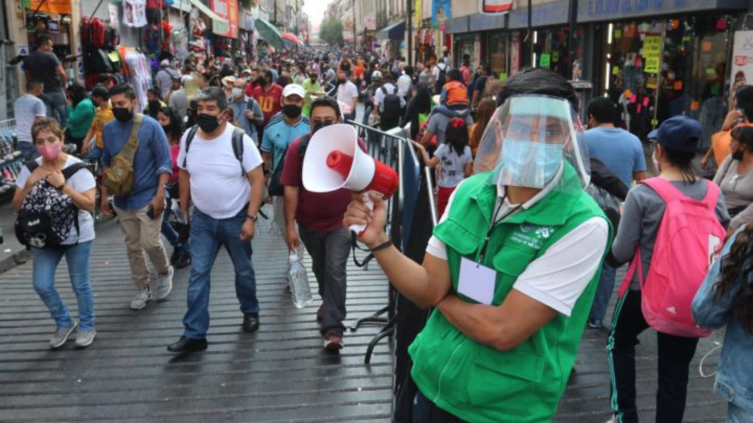 México supera los 120 mil decesos de COVID-19, el doble del 'escenario catastrófico' de López-Gatell