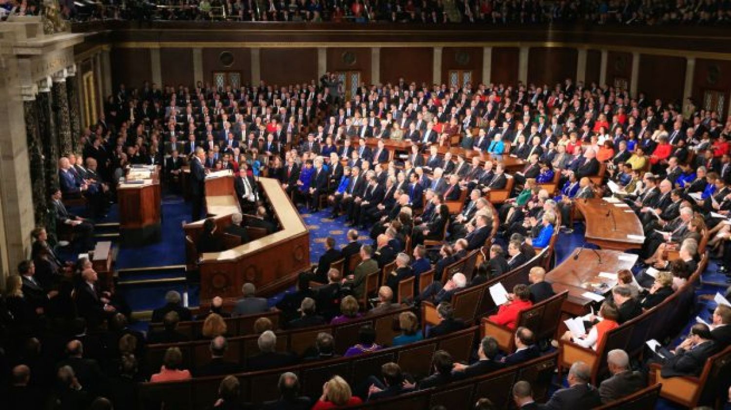 Cámara de Representantes aprueba limitar acciones militares de Trump contra Irán