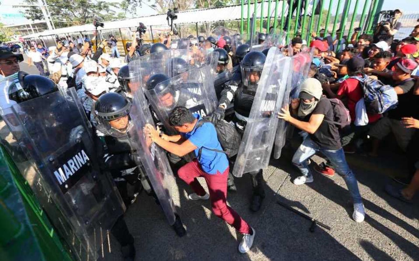 Migrantes intentan cruzar puente fronterizo en Chiapas; Guardia Nacional arma cerco