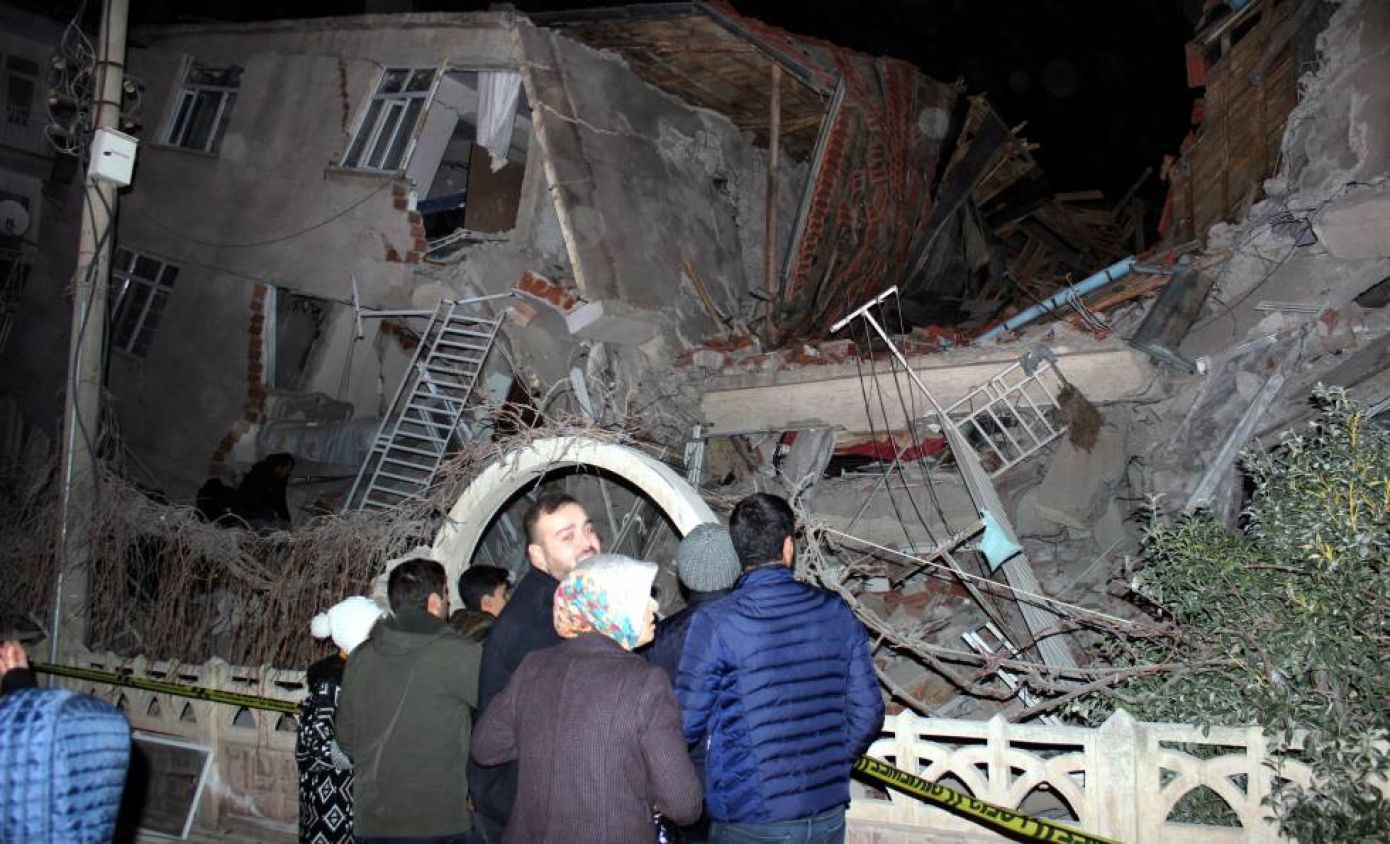 Se registra sismo de magnitud 6.7 en Turquía; hay al menos 14 muertos