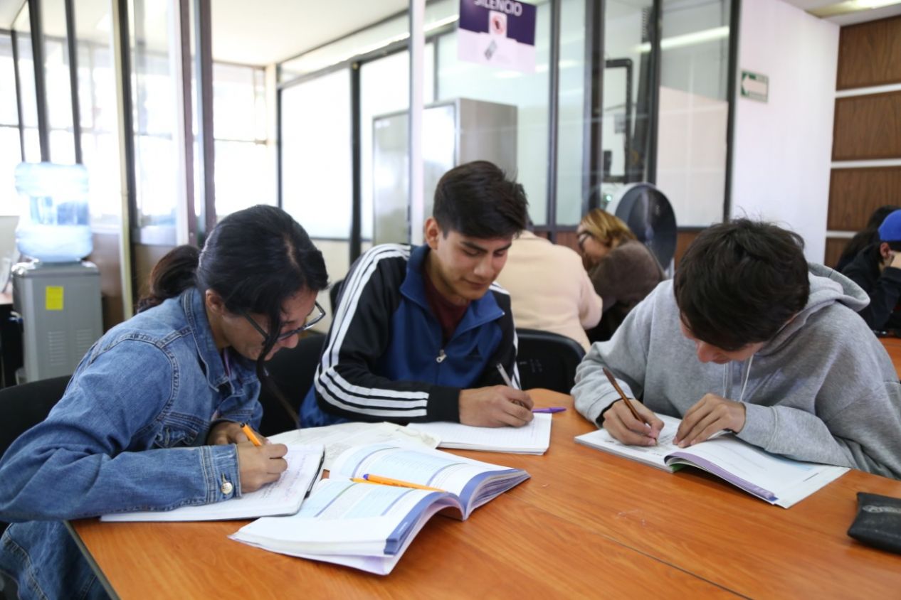 Más de 9 mil estudiantes cursan la Preparatoria Abierta de la SEP