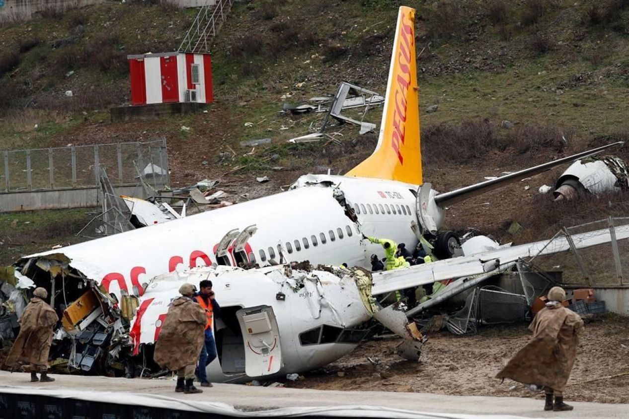 Pasajeros relatan accidente de avión en Turquía; suman tres muertos