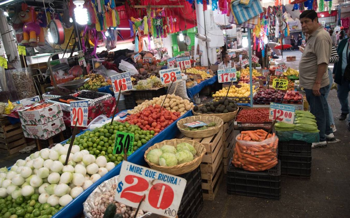 Sube el precio de pechuga de pollo y jitomate: Profeco