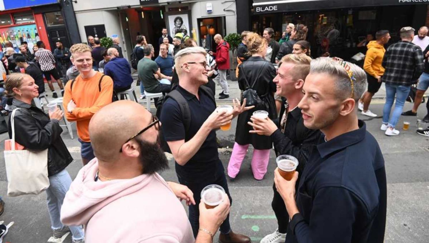 “Todo quedó fuera de control”, reapertura de bares en Inglaterra provoca temor por rebrote COVID-19