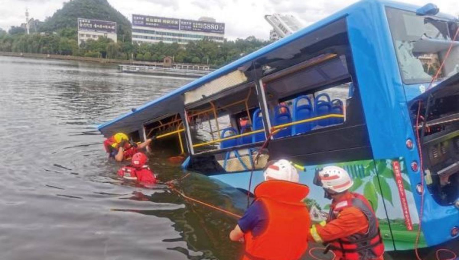 Cae camión de estudiantes a un lago en China; hay 21 muertos (Video)