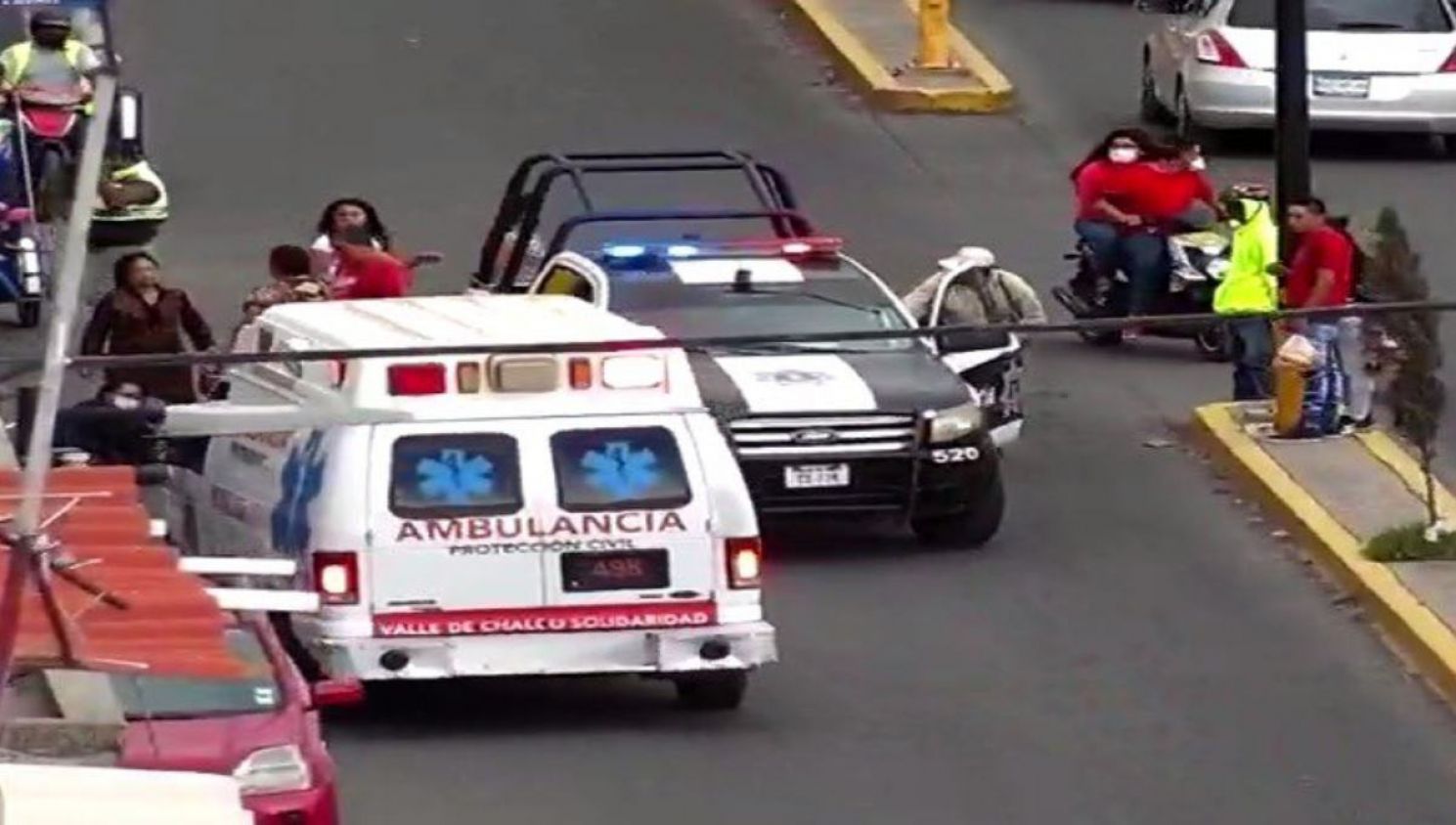 Hombre atropella a mujer y 2 niños, se da a la fuga pero es detenido (Video)