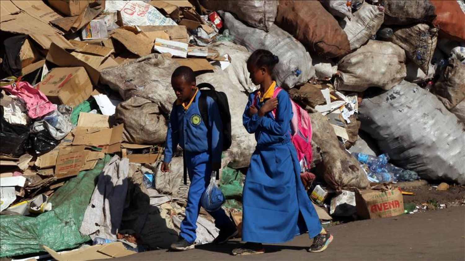 Más de 60 millones de personas podrían caer en pobreza extrema por COVID-19, estima Banco Mundial