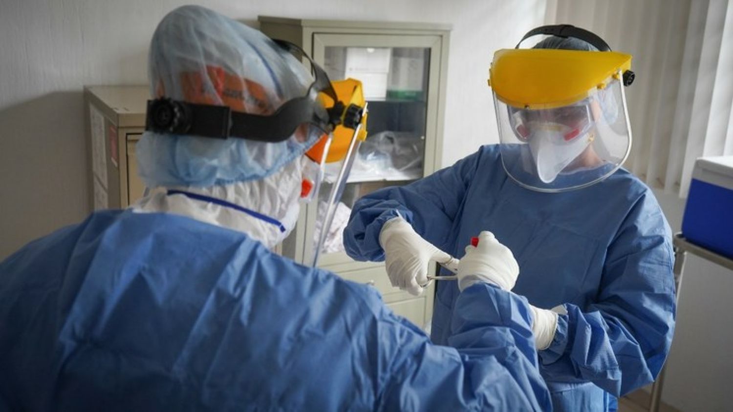 Amparan a médicos de Jalisco para no atender casos de COVID-19