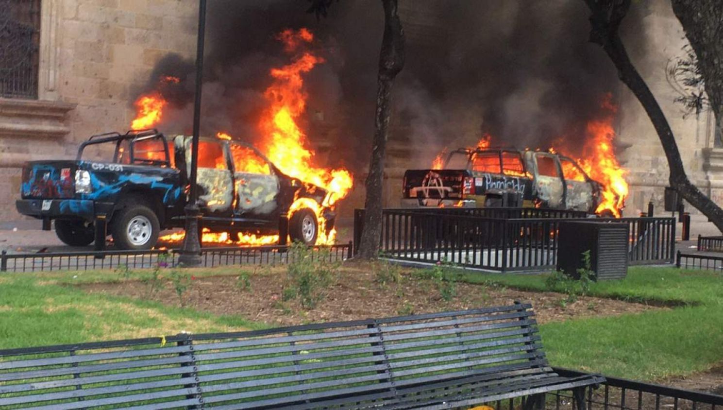 Por intento de homicidio se castigará a quien quemó a policía en Jalisco; sigue libre