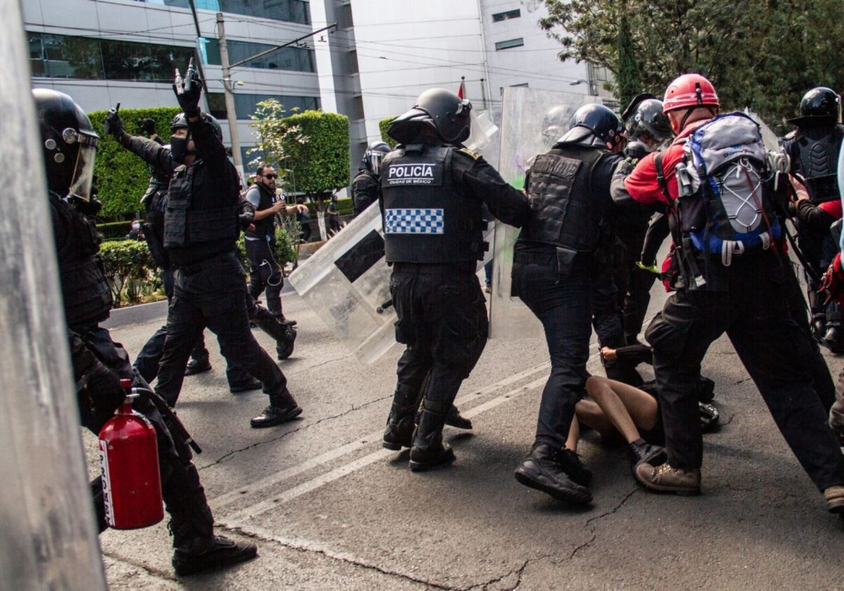 Dos policías son detenidos por agresión a adolescente en protestas en la CDMX