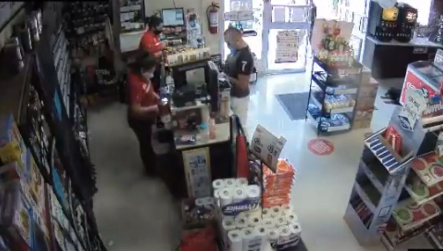 Contenido delicado: Sicarios acribillan a sangre fría a un hombre dentro de un OXXO