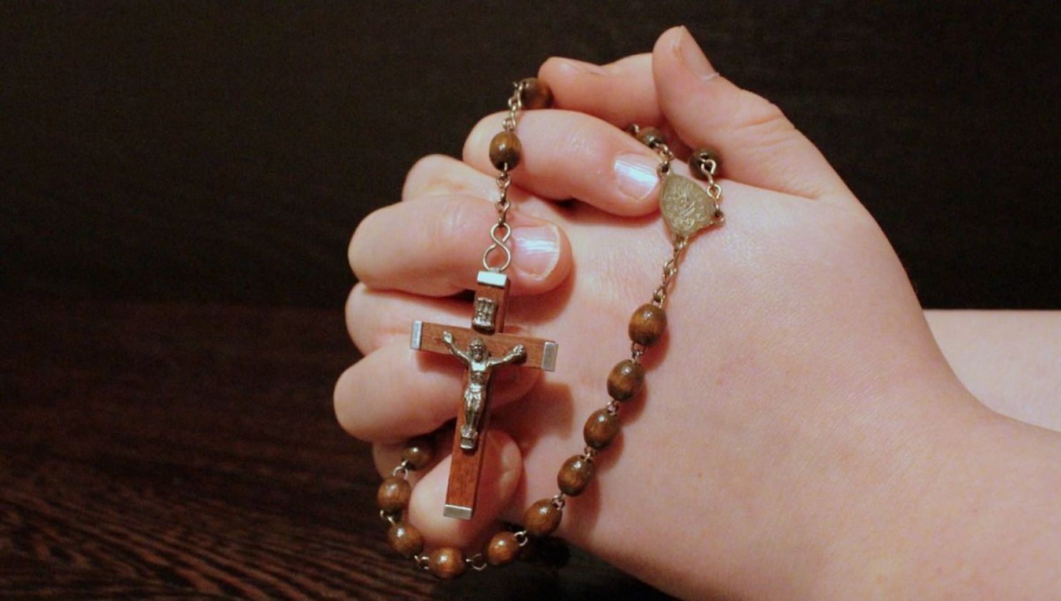 Matan a niña de 9 años durante el rosario de su mamá