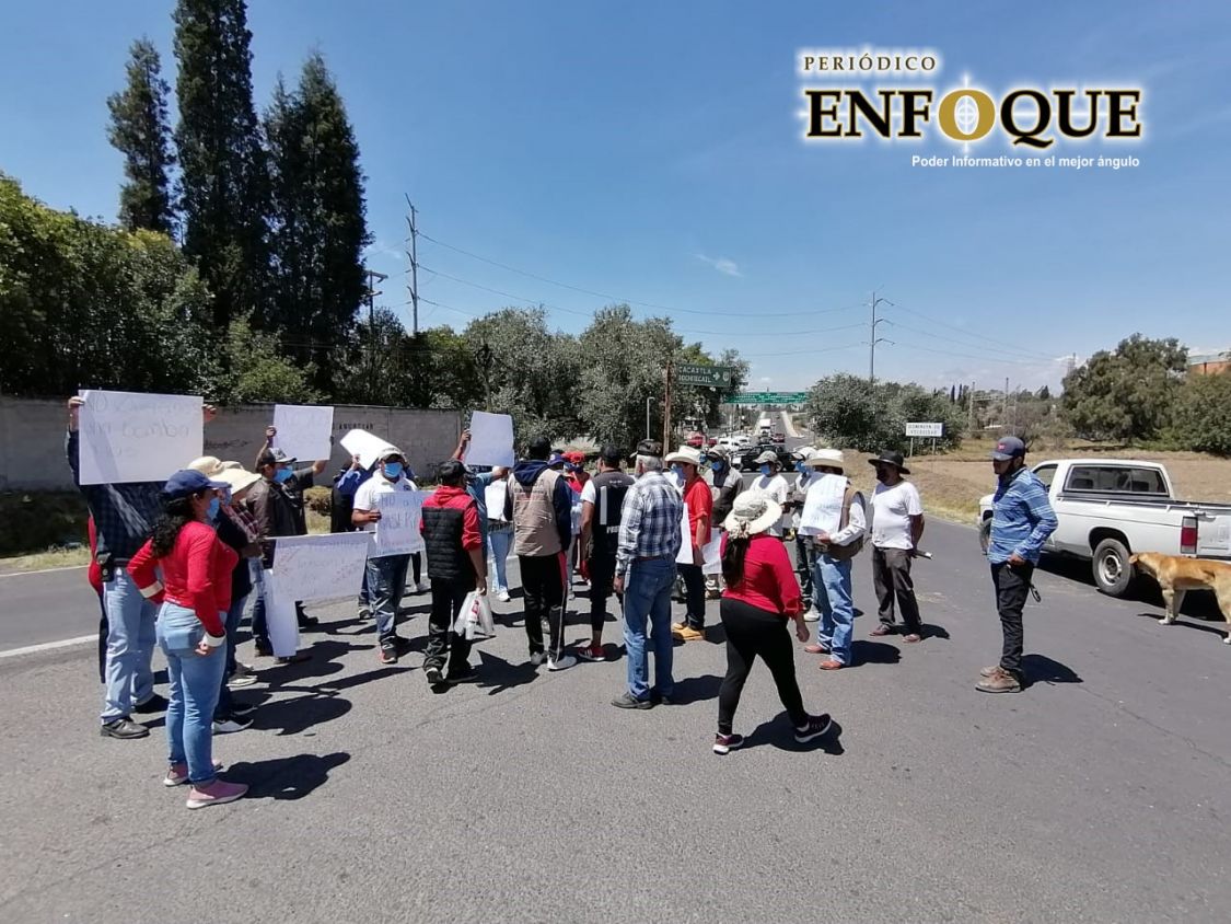 Bloquean vía federal Tlaxcala-San Martín, se niegan a construcción de gasera