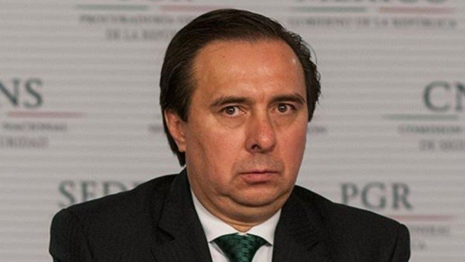 Tomás Zerón, extitular de la AIC y señalado en caso Ayotzinapa, huyó del país y es buscado por Interpol: FGR
