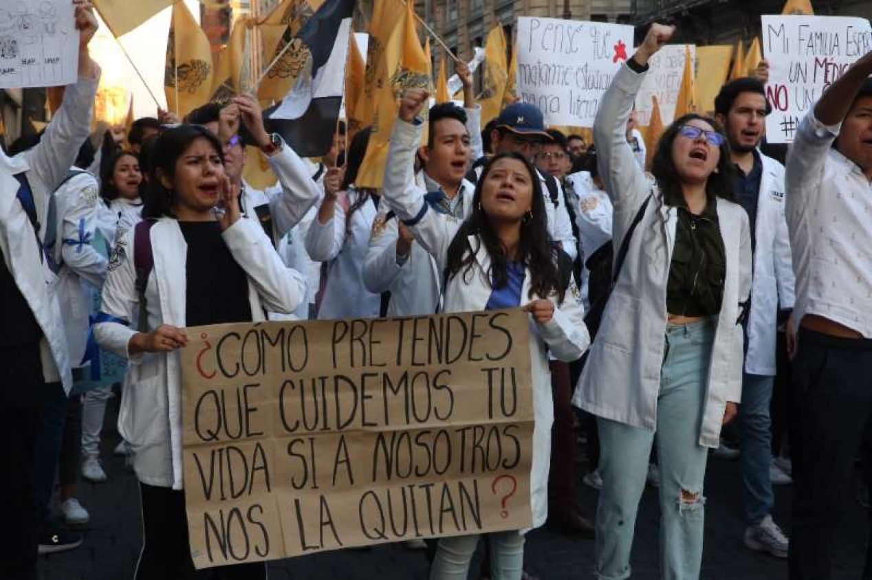 Marchan al Zócalo con exigencia de justicia por estudiantes asesinados