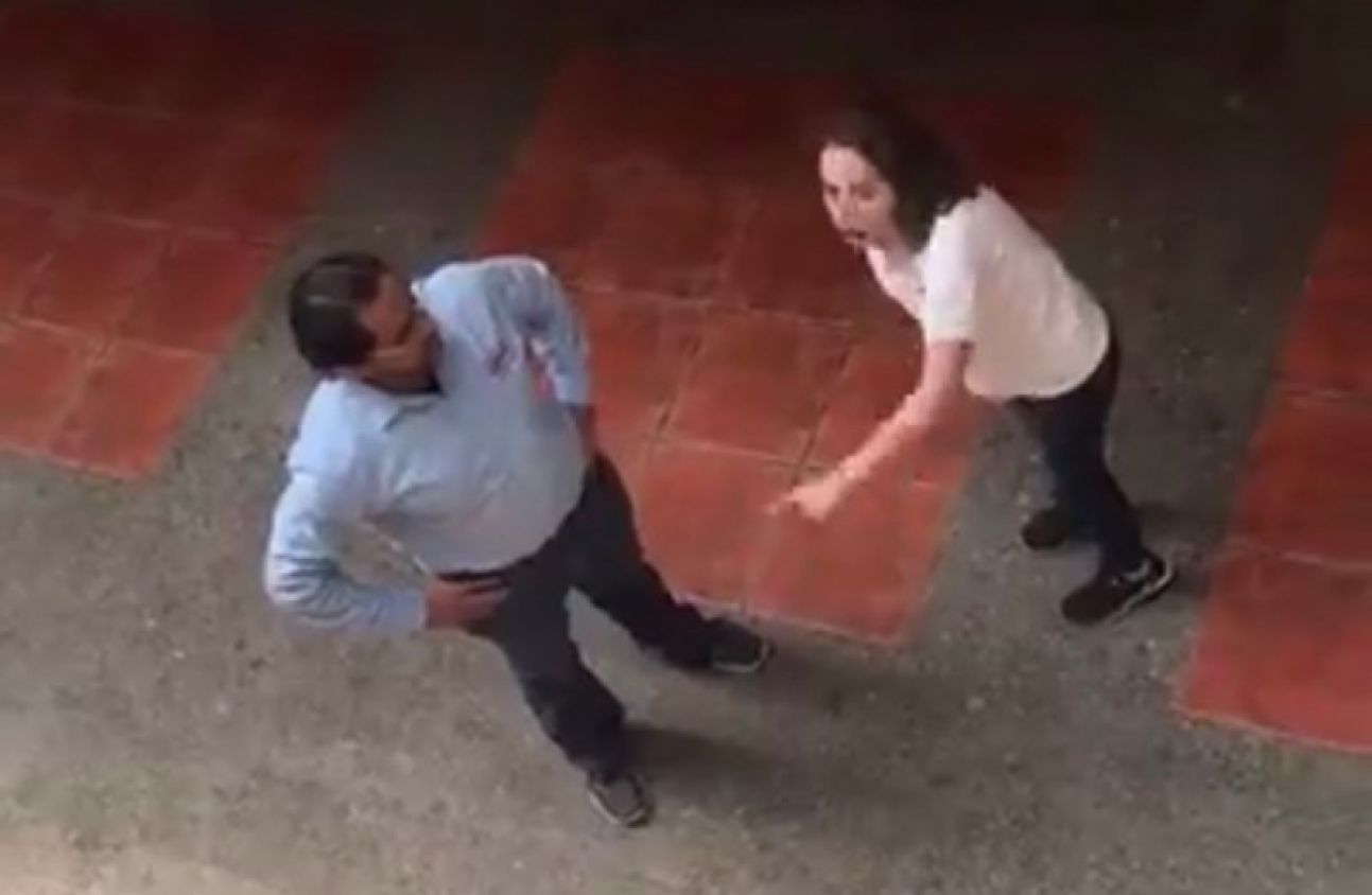Alumna encara a profesor y lo acusa de haberla acosado sexualmente