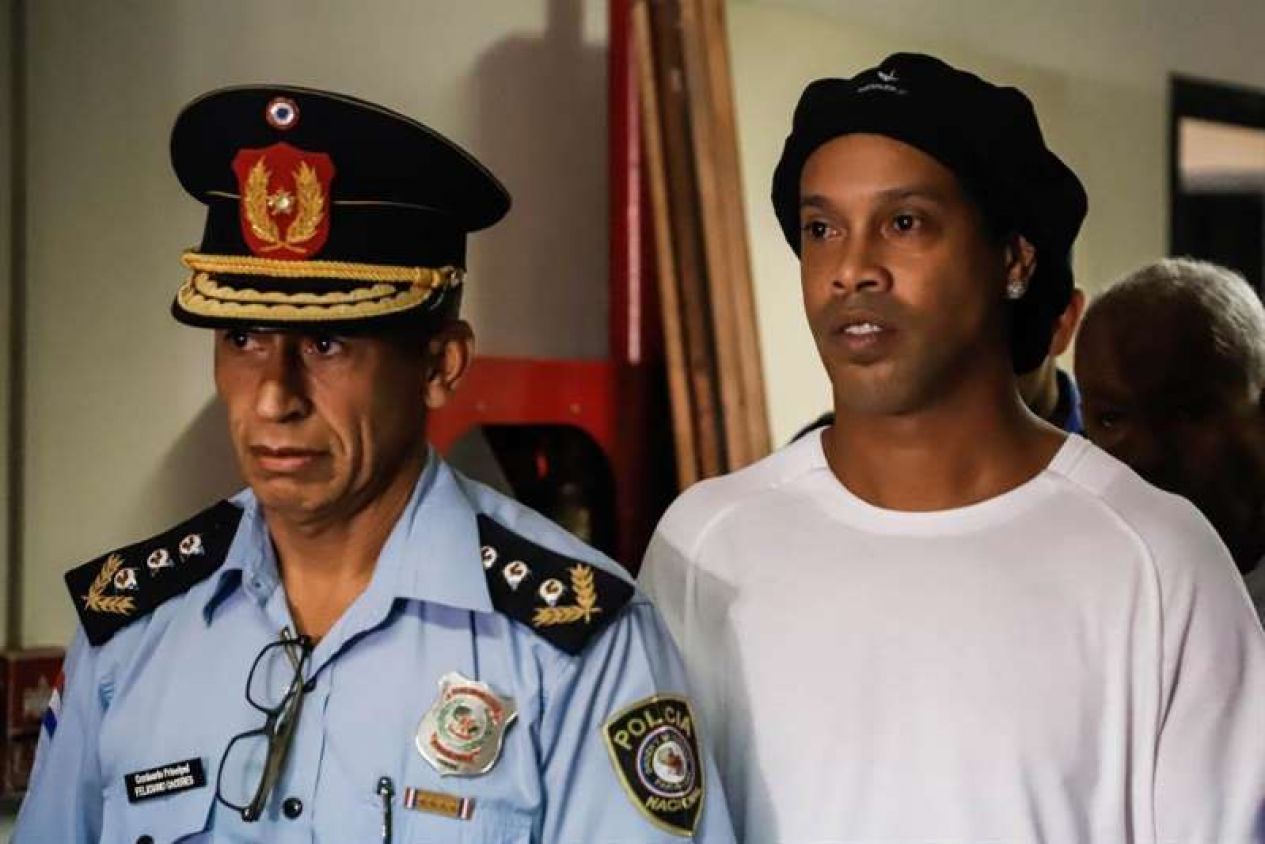 Filtran foto de Ronaldinho en la cárcel de Paraguay