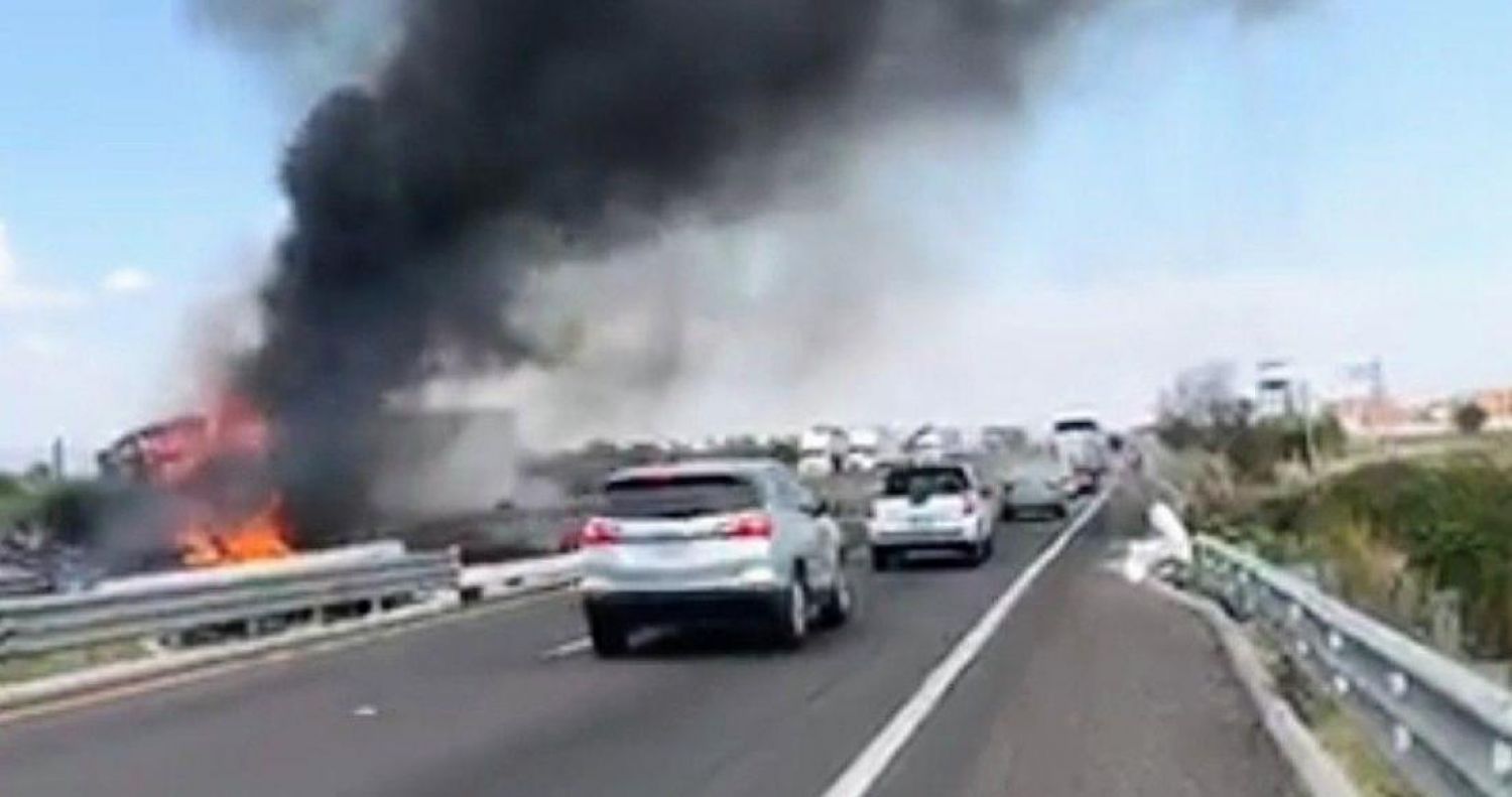 Reportan bloqueos y autos incendiados en 7 municipios de Guanajuato