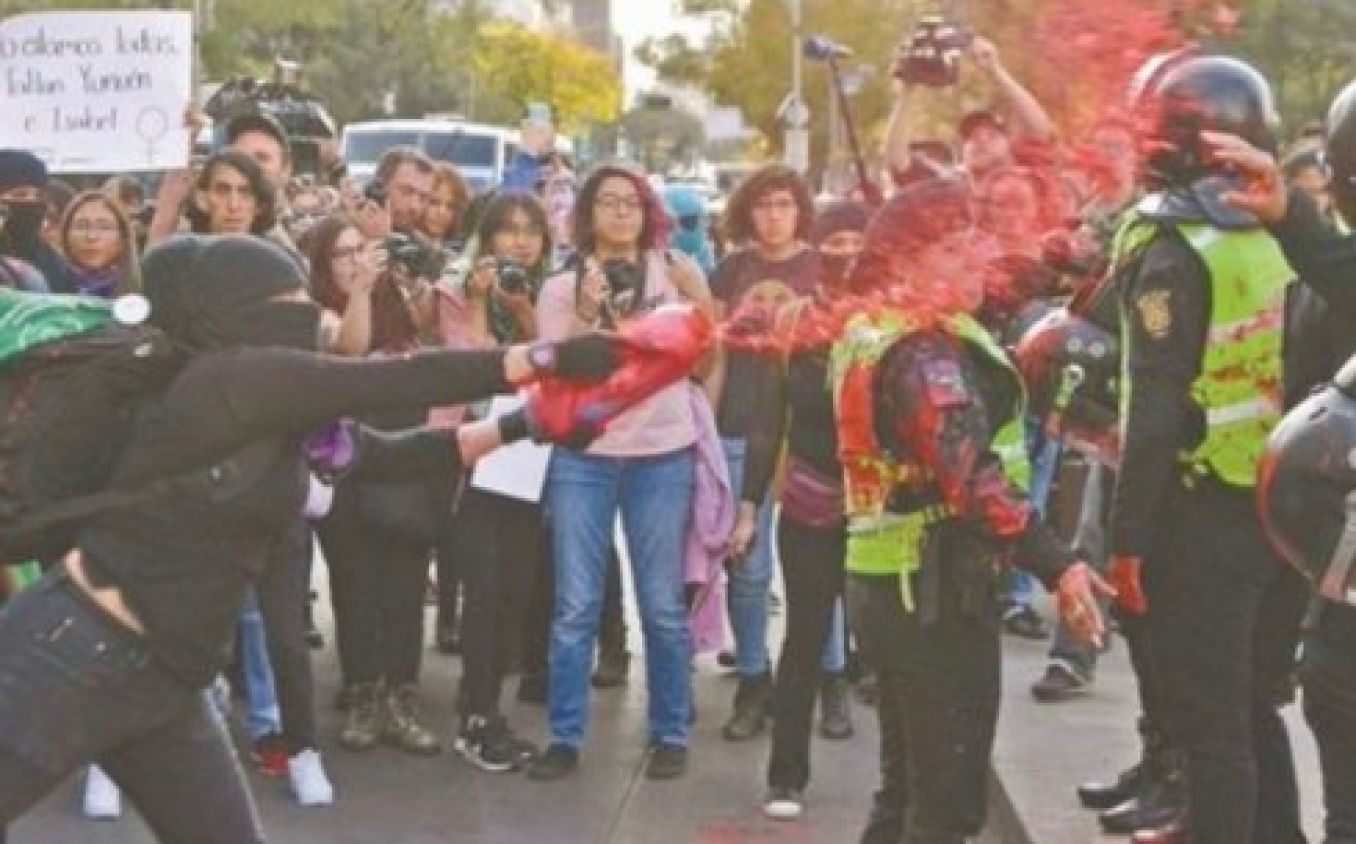 “Me da tristeza que las feministas nos agredan con tanto odio”: mujer policía