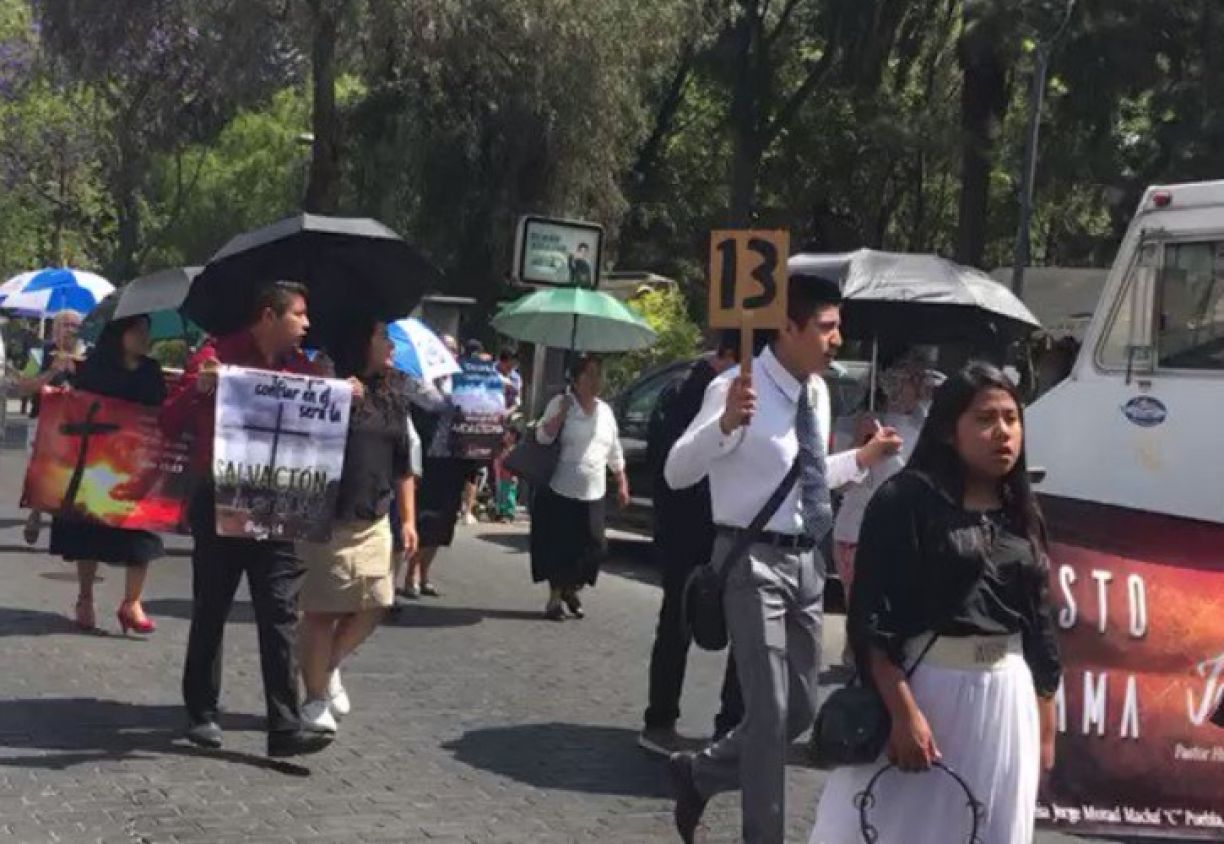 Evangelistas ignoran contingencia por COVID-19 y marchan en Puebla