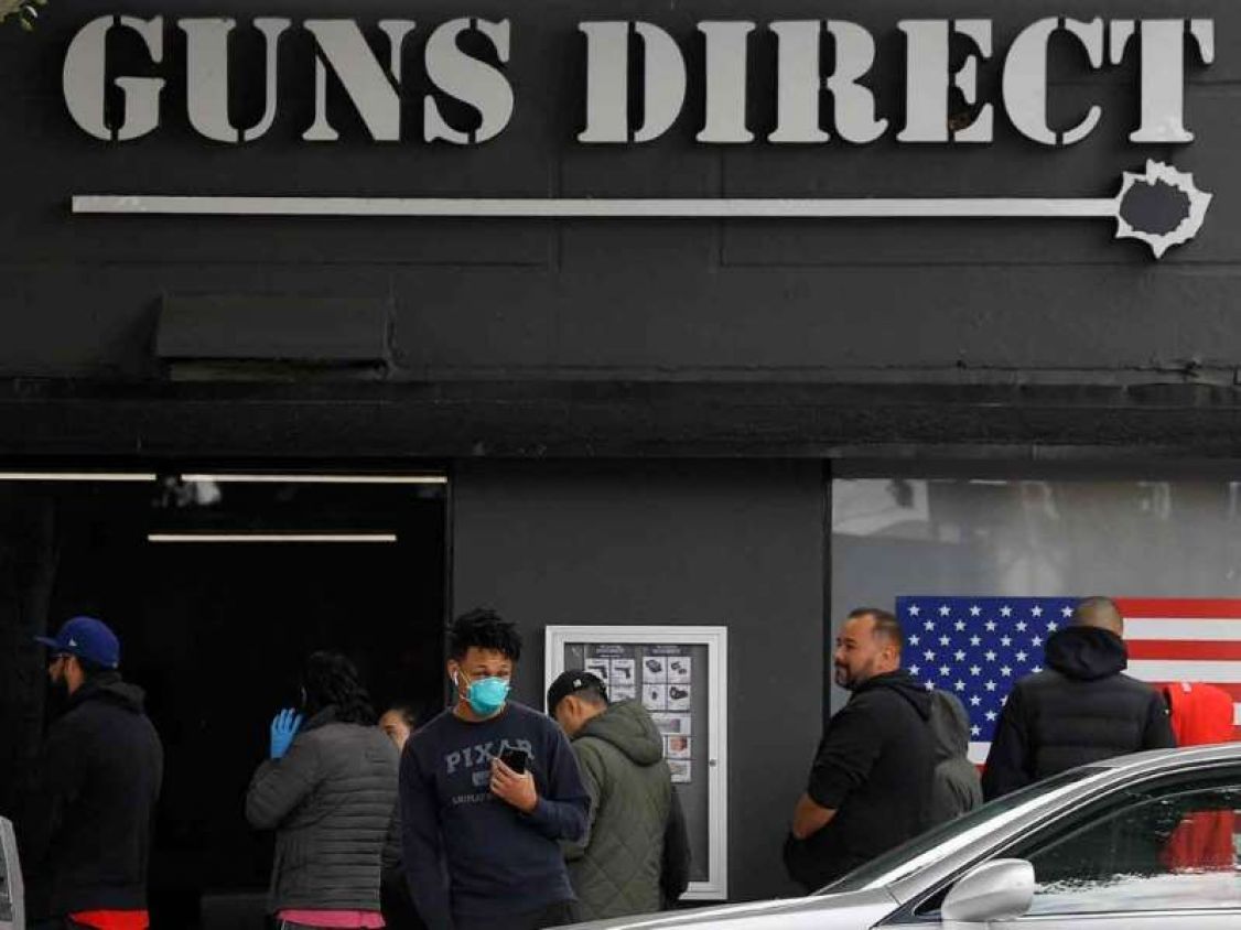 Se dispara venta de armas en EU; temen caos por coronavirus