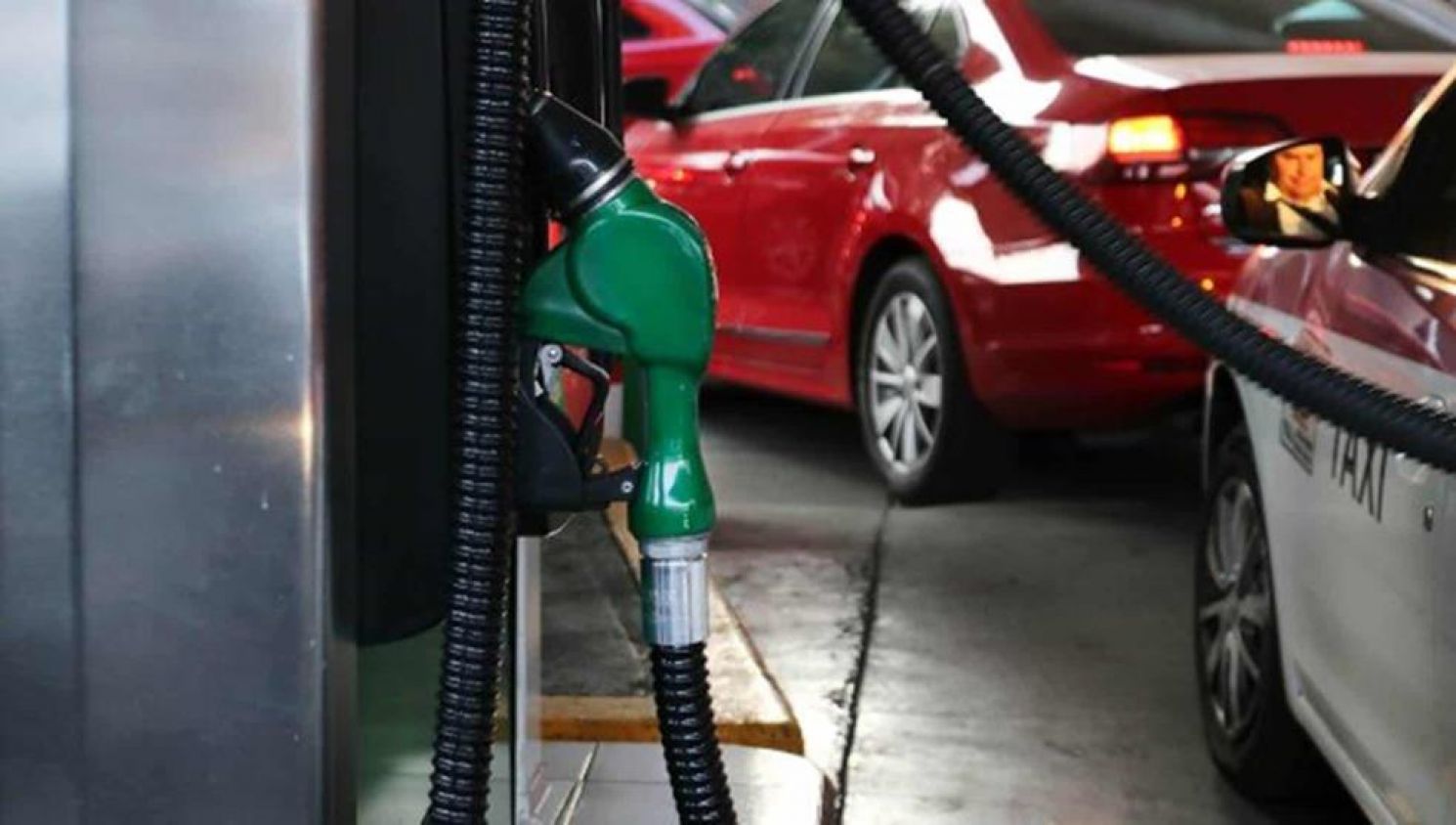 ¿Por qué ha bajado el precio de la gasolina?