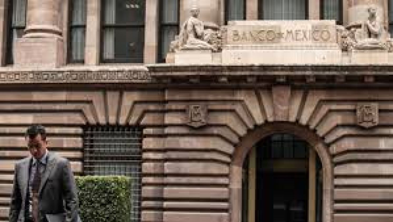 ¿Por qué Banxico baja la tasa y qué impacto tiene en la economía y el peso?