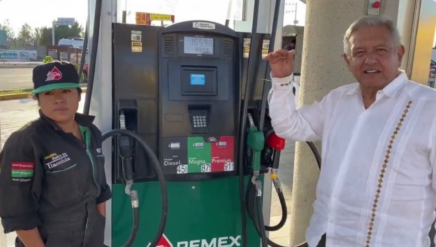 AMLO presume baja en el precio de la gasolina; “bajará más”, asegura.