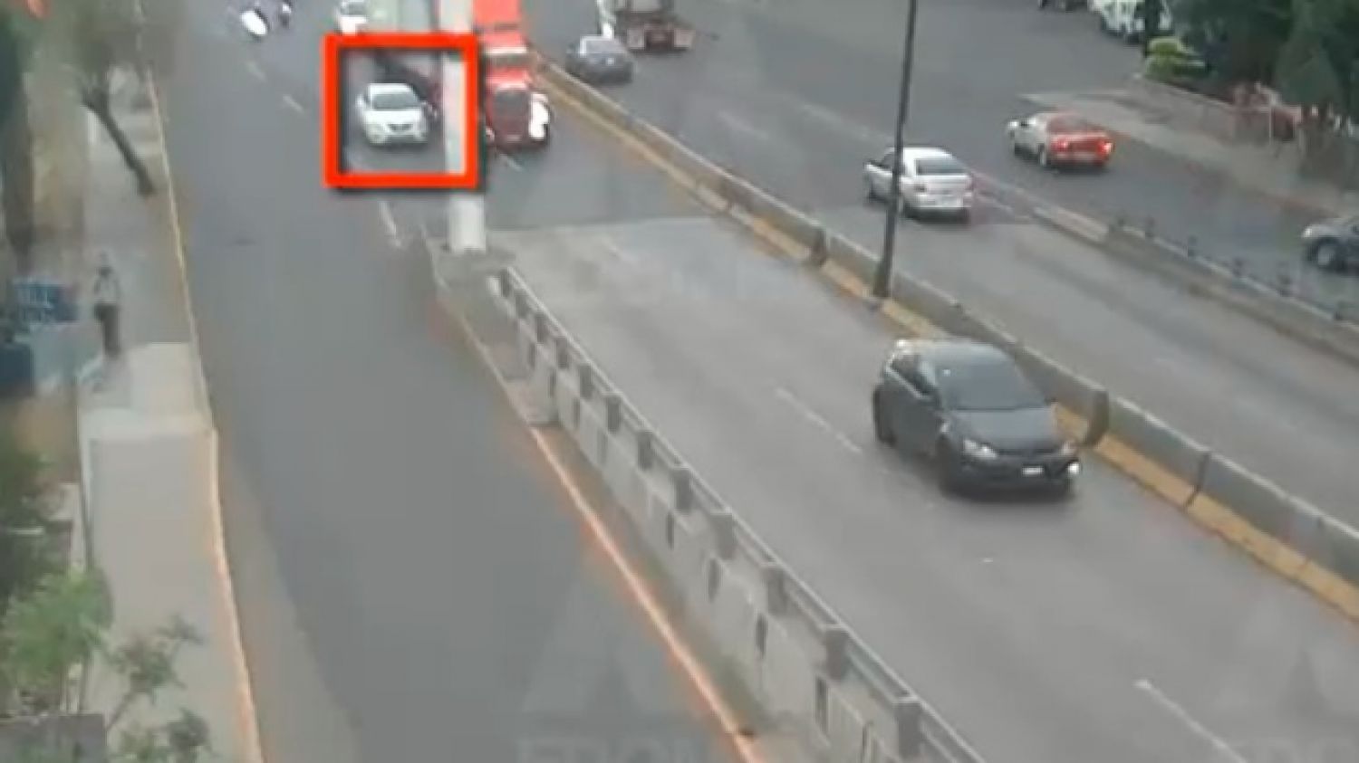 Imágenes fuertes: Tráiler embiste auto en puente de Naucalpan