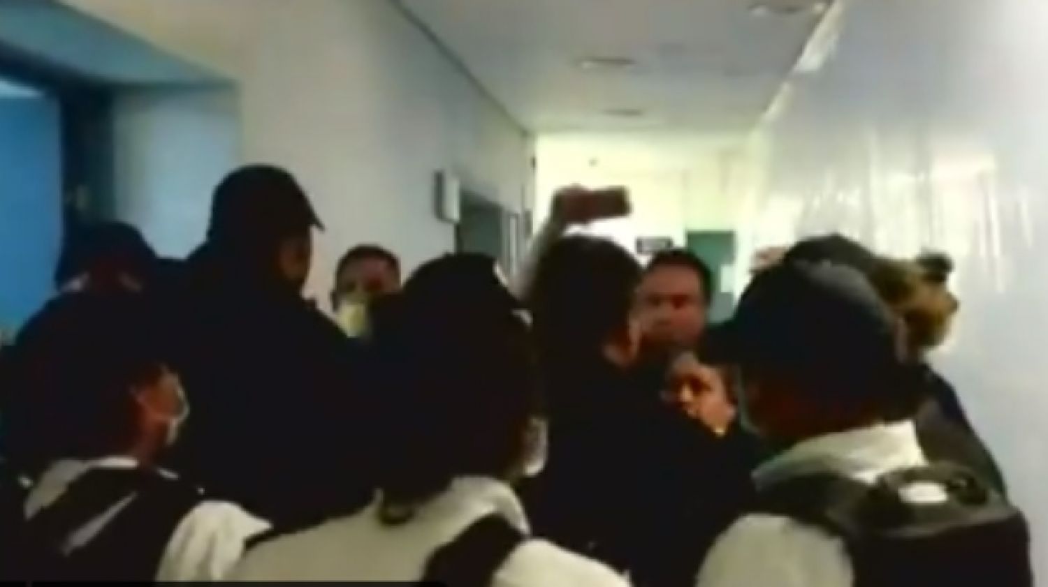 Familiares arremeten contra personal médico tras encontrar cuerpos de pacientes en bolsas