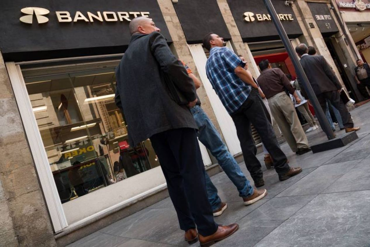 Exigen a los bancos evitar largas filas para no propagar más contagios de Covid-19