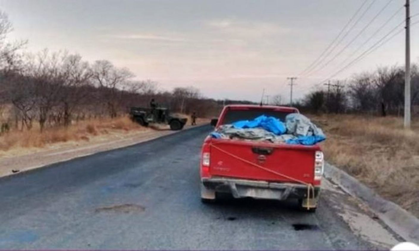 Hallan 12 cuerpos abandonados en camioneta en Michoacán