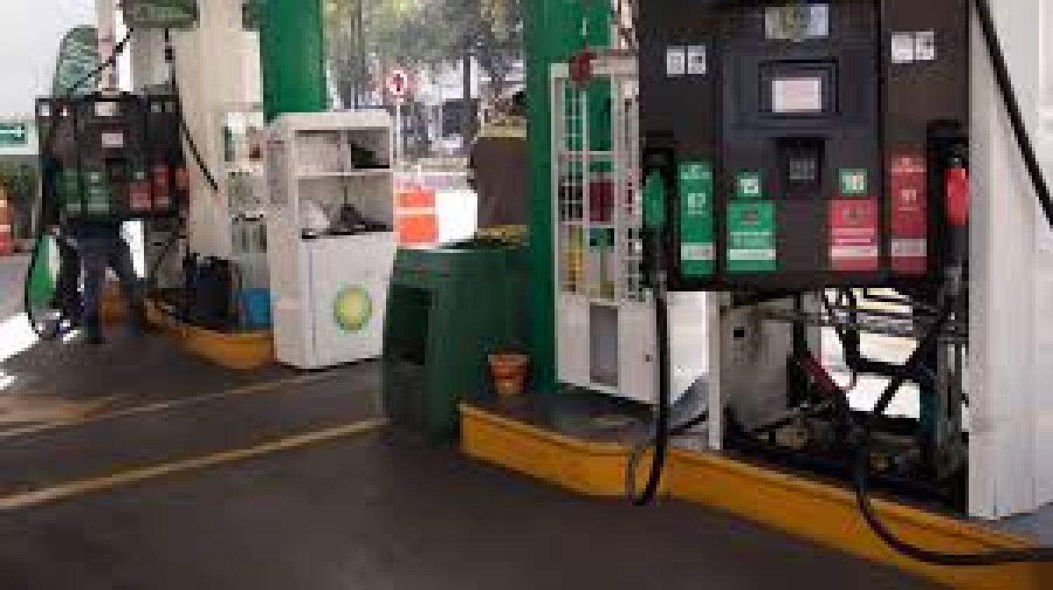 Gasolinas Magna, Premium y diésel 'ven pasar' el estímulo fiscal... otra vez