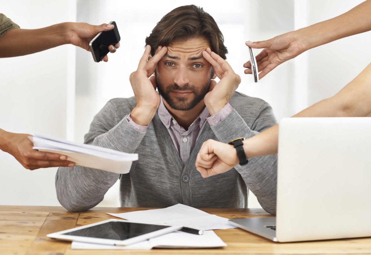 ¿Tienes problemas para dormir, se te cae el pelo o comes de más? Quizá tienes 'tecnoestrés'